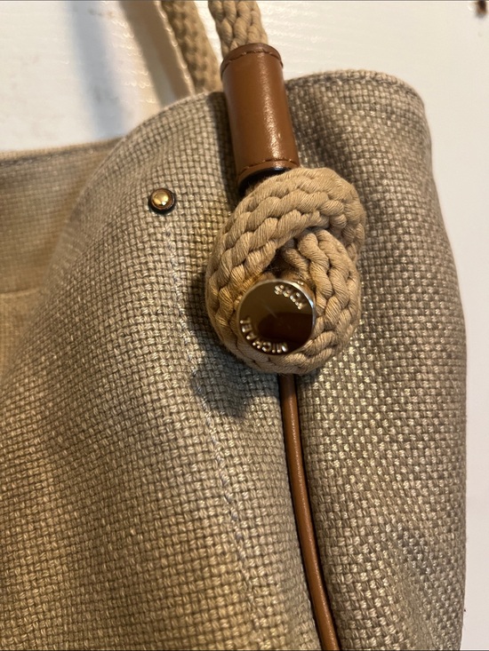 20703360_50635240_600.jpg Michael Kors canvas bag